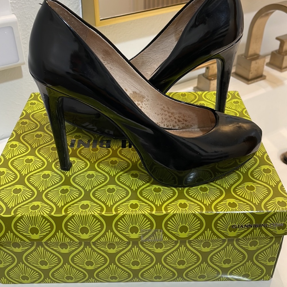 Gianni Bini rounded-toe black heels